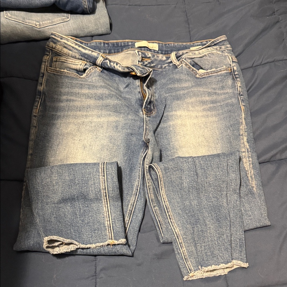 Slim Straight Women’s Jeans in Light Blue Wash